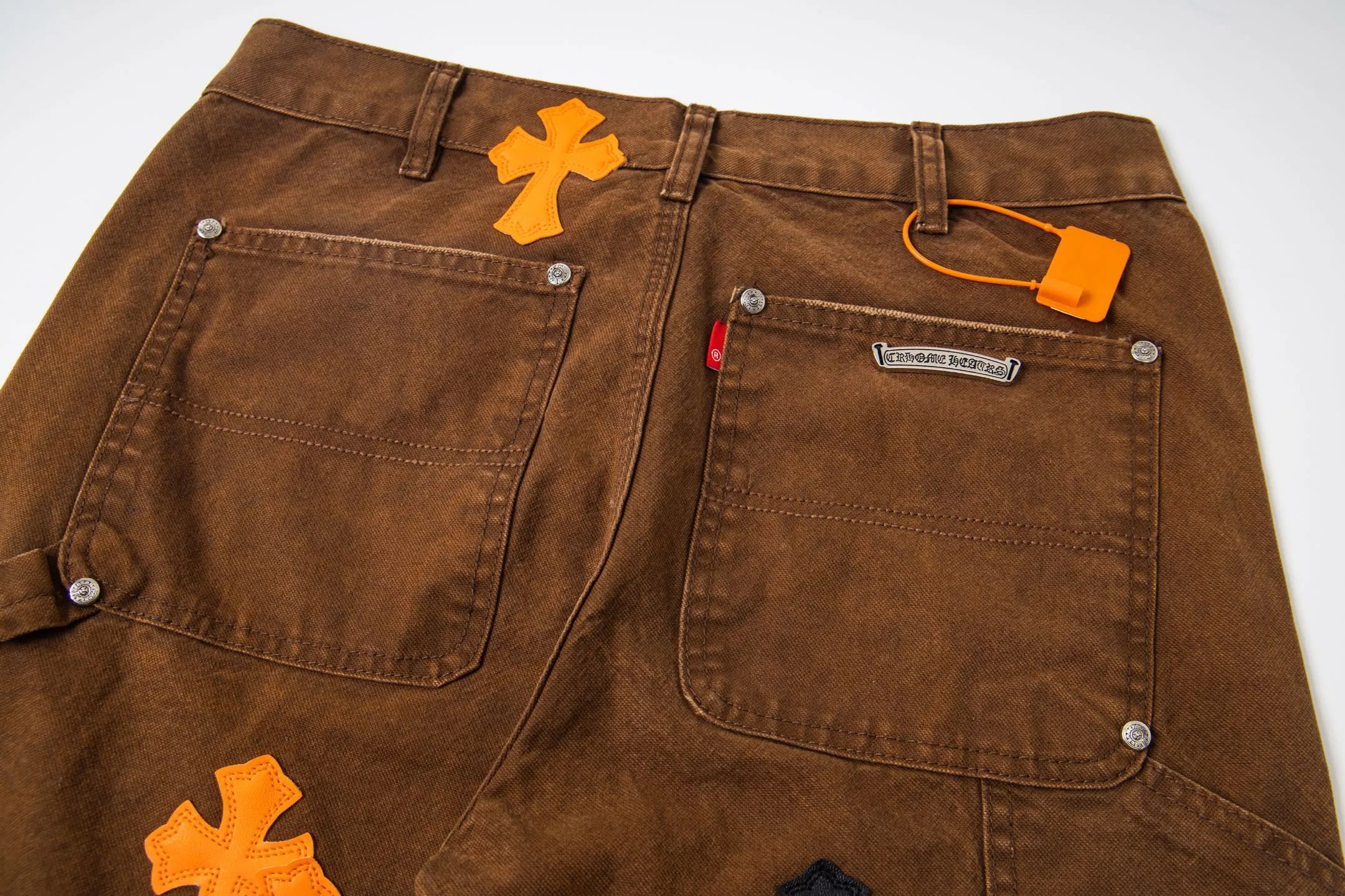 P290 Chrome Hearts Chrome Hearts Brown Logging Orange Multi-leather Jeans Multi-leather standard workwear jeans and jeans need to be washed and then disassembled and hand-stitched with sheepskin cross leather and then spliced to complete. The whole process is too complicated to describe. About Chrome Hearts This is an extremely luxurious fashion brand that can also be called the nobility of the high street. It has always been an exclusive brand for some hipsters or the second generation of rich people. Compared with ordinary high streets, it is more luxurious and noble. Compared with luxury brands, it is more fashionable and individual. It has always been a brand that I have a special liking for. Style number: 1787# Color: Brown Size: 28 30 32 34 36